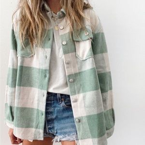 Oversized coat flannel green and cream. Pockets.